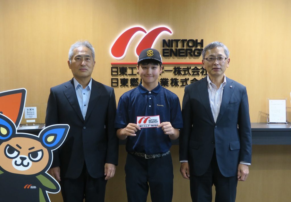 左から日東エネルギー株式会社 専務取締役 赤津信弥、大久保友貴選手、日東エネルギー株式会社 代表取締役社長 赤津正弥