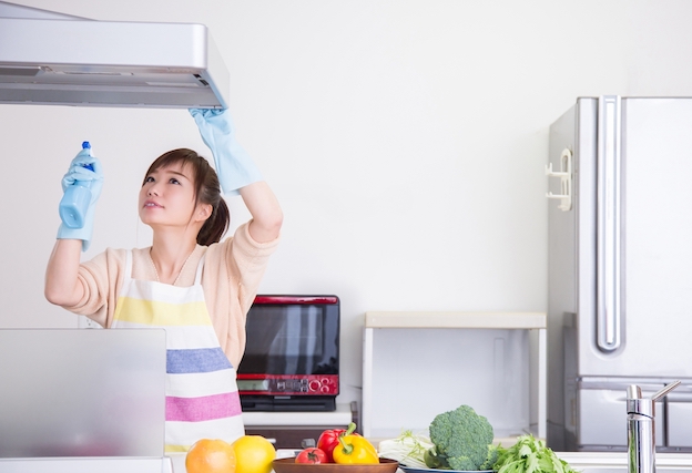 一人でできる換気扇の油汚れを落とす掃除手順!注意点や汚れの防止策も