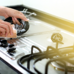 【これで完璧!】ガスコンロをピッカピカにする掃除方法とは?