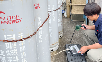 現場同行研修でのガス漏れチェックの様子